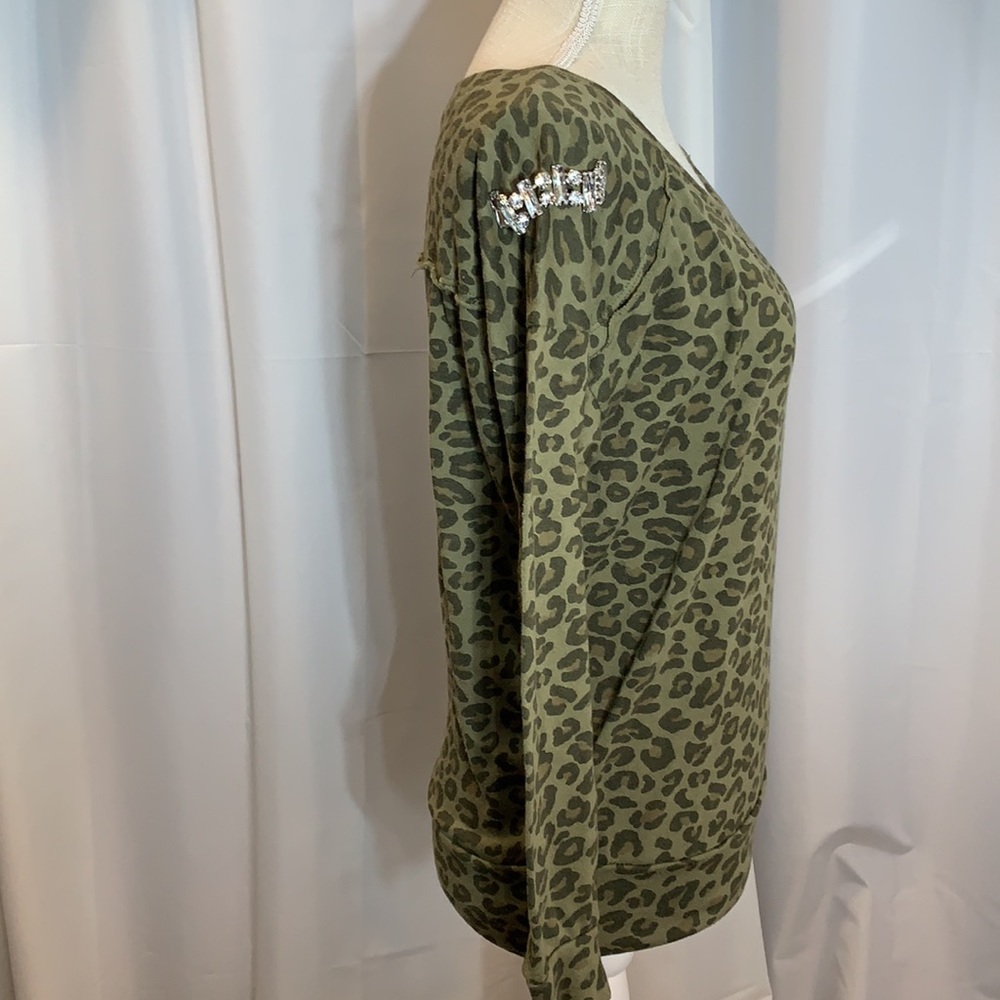 🦋 3 for $30! Like new! Leopard Sweatshirt with Jeweled Shoulders Rue 21 - Picture 3 of 11